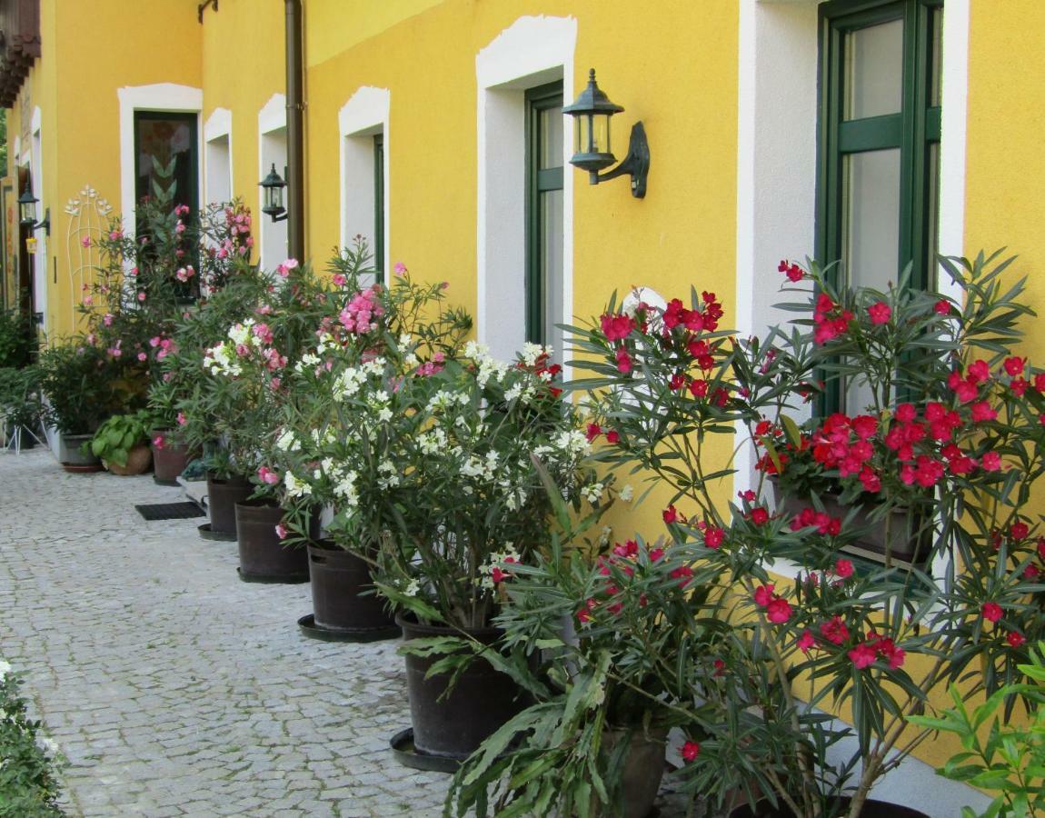 Villa Kreuthhof Appartements Klosterneuburg Exterior photo